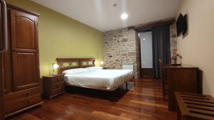 A bed or beds in a room at Ostatu Zegama