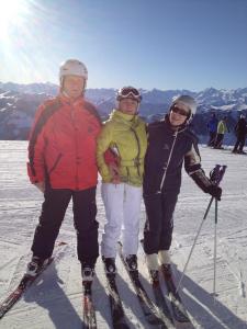 grupa trzech osób na nartach w śniegu w obiekcie Hotel Haus Mühlebach w mieście Ernen