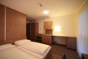 Postel nebo postele na pokoji v ubytování Fair-Price-Hotel