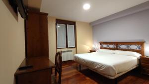A bed or beds in a room at Ostatu Zegama