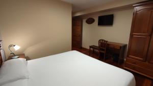 A bed or beds in a room at Ostatu Zegama