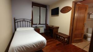 A bed or beds in a room at Ostatu Zegama