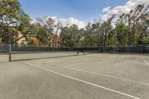 een tennisbaan met een net erop bij 2533 Tennis Villas Efficiency in Fernandina Beach