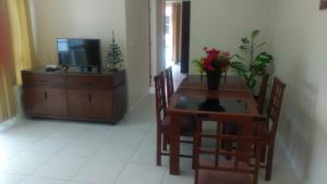 A television and/or entertainment centre at Prainha com Varandas