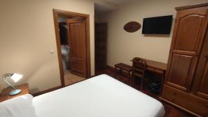 A bed or beds in a room at Ostatu Zegama