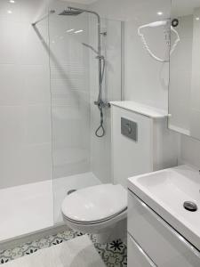 a white bathroom with a toilet and a shower at Cocon Cosy Flat - Hyper-Centre Senlis in Senlis +18 photos