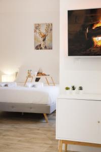 a bedroom with a bed and a painting on the wall at Cocon Cosy Flat - Hyper-Centre Senlis in Senlis