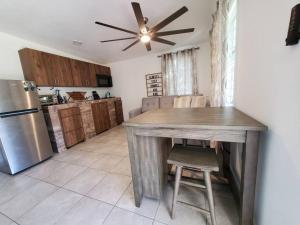 eine Küche mit einem Holztisch und einem Kühlschrank in der Unterkunft Aguadilla Sunset Apt AC WiFi 8 minute walk to Crashboat Beach in Aguadilla