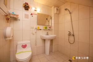 ein Badezimmer mit Toilette und Waschbecken in der Unterkunft Hai Yang Feng Qing Homestay in Hualien