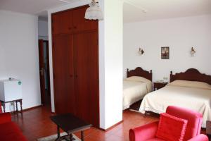 Giường trong phòng chung tại Hotel Dona Leonor