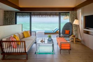 Pullman Maldives Maamutaa - All-Inclusive Resort - 50 percent off Transfers - kids below 12 years old can dine free的休息区