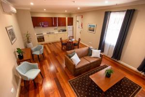 Whyalla Playford Apartments tesisinde bir oturma alanı