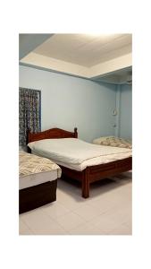 2 camas en una habitación con en Kwan Eng Homestay, en Phayao