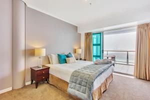 Ένα ή περισσότερα κρεβάτια σε δωμάτιο στο QV Stays Waterfront Getaway