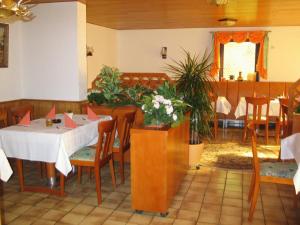 ein Esszimmer mit einem weißen Tisch und Stühlen in der Unterkunft Gasthaus zur Krone in Feilbingert