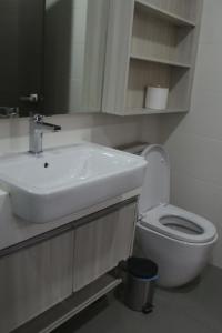 un baño con lavabo e inodoro en Suasana Suites D'homestay JB Town, en Johor Bahru