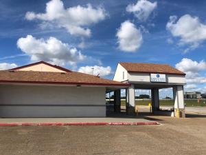 una gasolinera con un cartel en el costado. en Executive Inn & Suites, en Beaumont