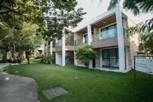 a building with a sign in front of it at ILOA Ap inteiro - 2 suites sala cozinha in Barra de São Miguel