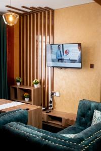 sala de estar con 2 sillas y TV de pantalla plana en Marrick Homes, en Nairobi