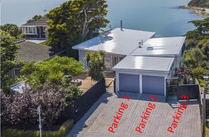 una vista aerea di una casa con un cartello che dice "riunione" di Whitby sea view a Porirua
