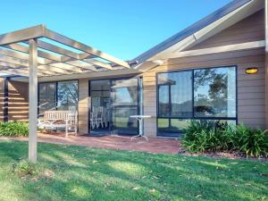 Casa con pérgola y patio en Horizons Retreat, en Salamander Bay