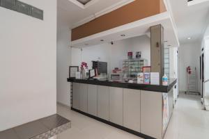 Lobi ili recepcija u objektu RedDoorz near Alun Alun Bandung 3