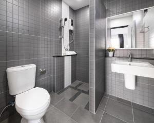 een badkamer met een toilet en een wastafel bij Aqua Residences อควา เรสซิเดนซ์ ห้องพักใหม่ให้เช่า ติดรถไฟฟ้าสถานีวุฒากาศ in Thonhuri