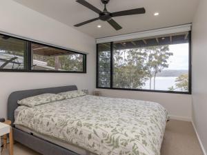 Ένα ή περισσότερα κρεβάτια σε δωμάτιο στο Seashells Lakeside Holiday Perfection