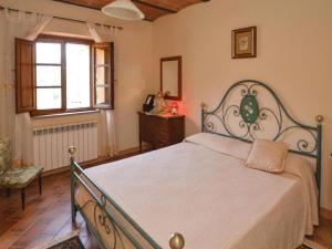 Posteľ alebo postele v izbe v ubytovaní Villa in Montalbano with Scenic Views