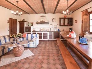 sala de estar con sofá y cocina en Belvilla by OYO La Quiete di Montalbano, en Città di Castello