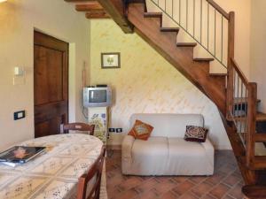 sala de estar con escalera y sofá en Belvilla by OYO La Quiete di Montalbano, en Città di Castello