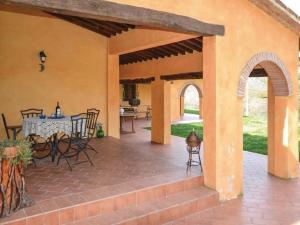 Patio alebo iná vonkajšia časť ubytovania Villa in Montalbano with Scenic Views