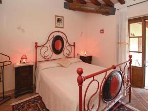 1 dormitorio con 1 cama roja en una habitación en Belvilla by OYO La Quiete di Montalbano, en Città di Castello
