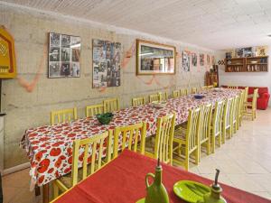Reštaurácia alebo iné gastronomické zariadenie v ubytovaní Villa in Montalbano with Scenic Views