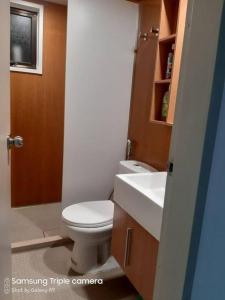 ニライにあるMEDINA's 5STAR CondoSTAY in Nilaiの白いトイレと洗面台のあるバスルーム