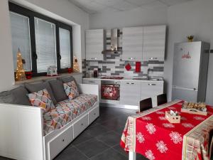 a living room with a couch and a kitchen at Dimora Palma in Alberobello