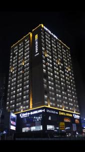 ein großes Gebäude mit Lichtern in der Nacht in der Unterkunft Intrada Icheon Hotel in Icheon