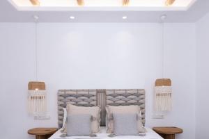 Postel nebo postele na pokoji v ubytování verykokkos collection suites mikri vigla