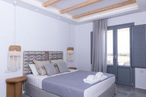 Postel nebo postele na pokoji v ubytování verykokkos collection suites mikri vigla