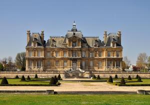 un grand château avec une cour en face dans l'établissement Beautiful appartement, 20 min to Champs-Elysées, à Maisons-Laffitte