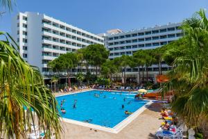 Bazén v ubytování Hotel Grand Efe nebo v jeho okolí