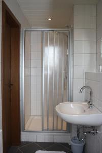 Ett badrum på Gasthof-Pension Hunaustuben