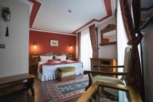 イスタンブールにあるGarden House Hotel - Special Classの赤い壁のベッドルーム1室 +37枚の写真
