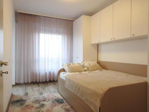 a bedroom with a large bed and a window at TRUST Apartaments 2 in Braşov