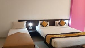 Postel nebo postele na pokoji v ubytování HOTEL SAI NISARG + 23 fotografií