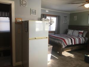 um frigorífico branco num quarto com uma cama em Home Away From Home, Recently Renovated em North Troy