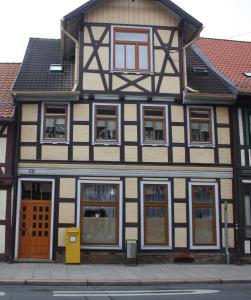 ヴェルニゲローデにあるFerienwohnung Wetzig W2 - Breite Straße 104 Wernigerodeの茶色と白の建物