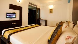 Postel nebo postele na pokoji v ubytování HOTEL SAI NISARG