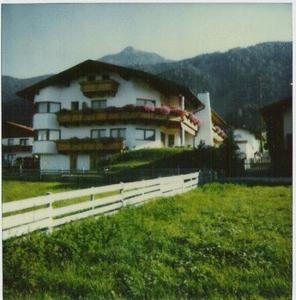 una gran casa blanca con una valla delante en Landhaus Brigitta, en Innsbruck