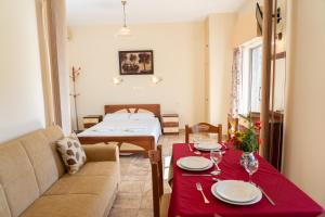 een woonkamer met een bank en een tafel met wijnglazen bij Lorenzo House Apartments in Lassi